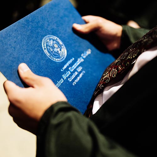 Koylagini kotarib sikayotgan ayol surati